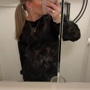 gullig blus - Säljer denna fina genomskinliga blus med lite mönster på från Vero Moda❤️‍🔥bild 1 är tröjan bak o fram, men de syns inte att den är de när man har den på sig vilket jag tycker är snyggt❤️‍🔥bild 2 är den ”som vanligt”❤️‍🔥