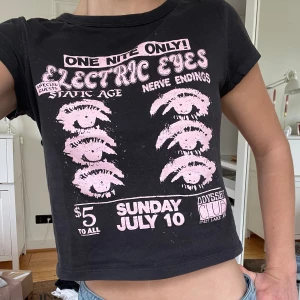 T-shirt - Gullig topp från Hollister med coolt tryck, används aldrig.