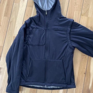 Salomon Hoddie  - En skön hoddie ifrån Salomon med avtagbara armar. 