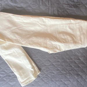 Vita jeans  - Vita stuprörsjeans från H&M. Stretchiga. Passar dig som är 170+ 