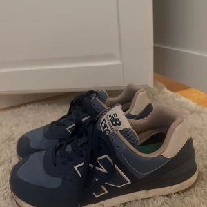 New Balance sneakers  - As snygga New Balance sneakers ,574, i riktigt bra skick. Blå med beiga detaljer. Använda typ 3ggr. Super fräscha till vår/sommar. 