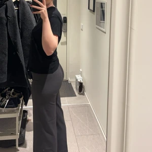 Gråa kostymbyxor  - Kostymbyxor i en oversized modell från Bershka, storlek 42, använda mycket men har inga defekter. Säljer pga att de inte passar mig längre!