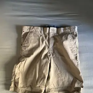Jag säljer nu dessa riktigt schyssta och trendiga shorts eftersom de är försmå, Skick 10/10 ny pris 999- mitt pris 249 storlek 18 years