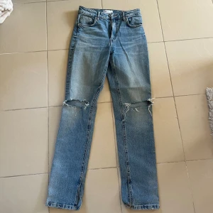 Jeans  - Ett par snygga jeans med slitningar vid knäna, hör av dig vid fler frågor 💞💞😍