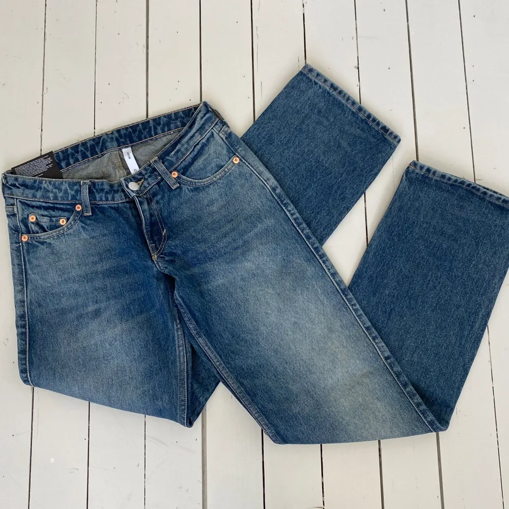 Alldeles nya Weekday jeans som tyvärr aldrig har kommit till användning. Oanvända, nyskick . Jeans & Byxor.
