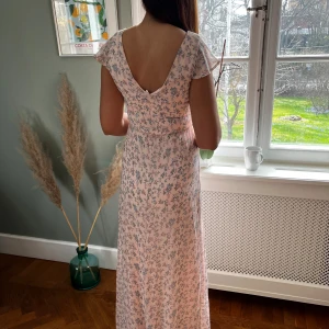 Lång klänning - LÅNG KLÄNNING I en härlig puder rosa Väldigt mjuk och följsam. Aldrig använt. Storlek är S men passar även M 