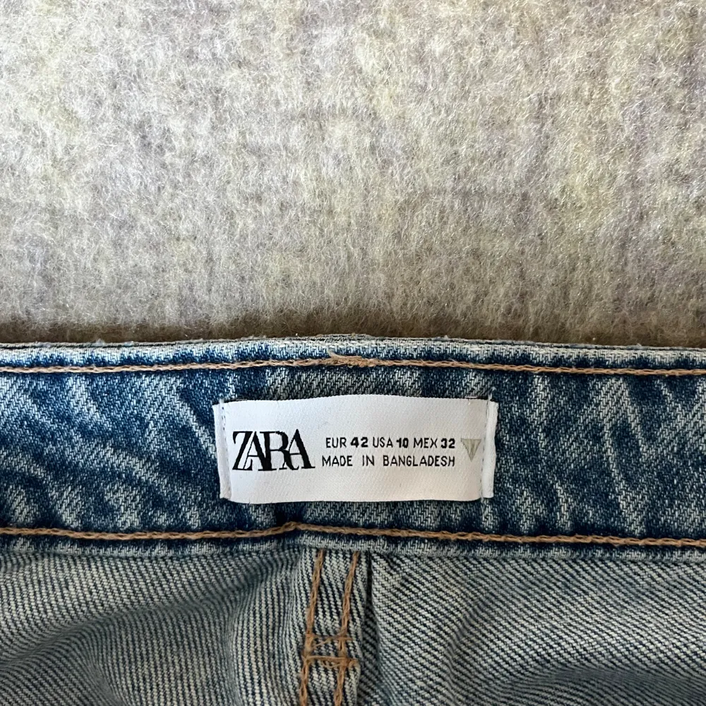 Jeans från Zara i storlek 42, men skulle säga att de passar 40 bättre. Knappt använda. Jeans & Byxor.