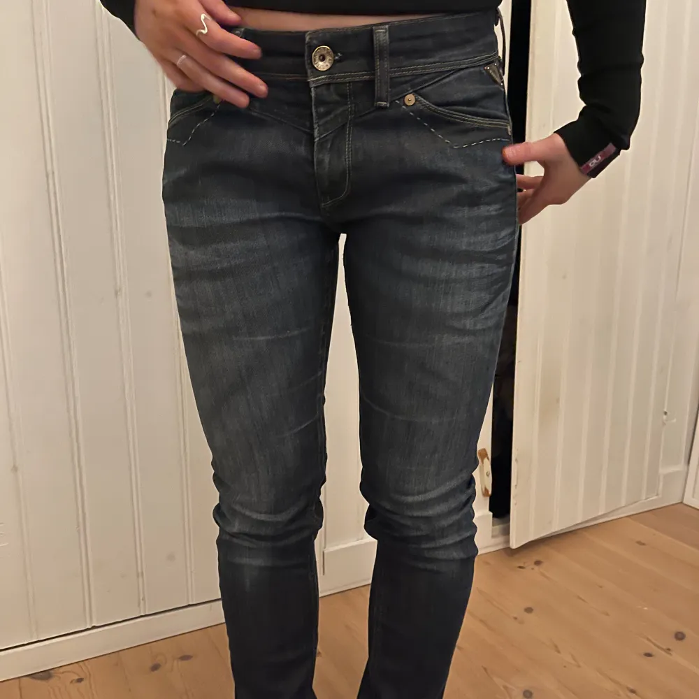 Säljer ett par snygga lågmidjade jeans😽 Midjemått är 40cm Innerbenlängd är 78cm❤️. Jeans & Byxor.