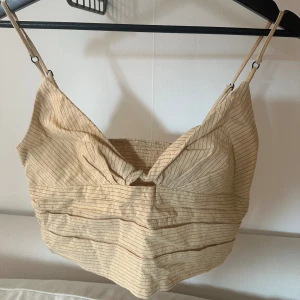 Linnetopp - Söt topp i linnematerial! Elastisk bak och en fin gul/beige färg💖storlek M