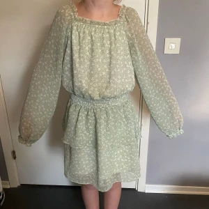 H&M divided klänning! - Jättefint skick. Använd en gång för en skolavslutning. Inga defekter. Priset kan diskuteras. Klänning var också lite stor på Modellen. 