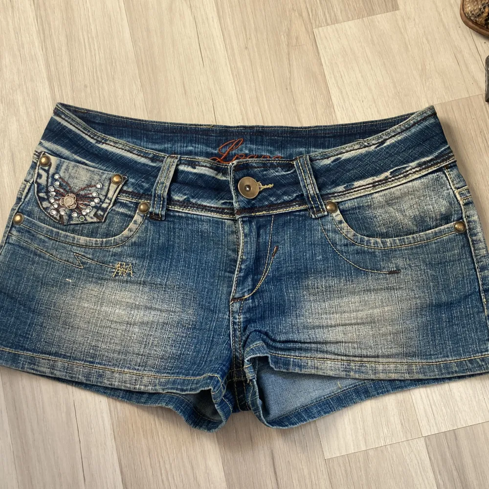  Super snygga low waist jeans shorts med fjärilar med massa fina små detaljer på bak fickorna och även fram samt coola sömmar 🌟. Shorts.