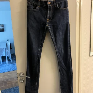 Nudie lean Dean slim jeans - Hej, jag säljer nu mina trendiga och snygga nudie jeans skicket är bra. Säljer pga att dem är för små. Storleken är 29 midja och 32 i längd Nypris runt 1600 mitt pris 499  Hör av er vid frågor