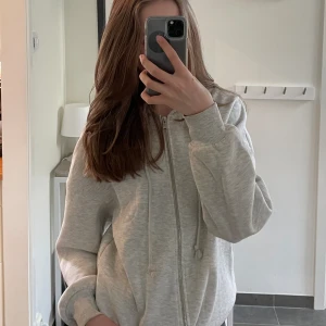 Grå oversized hoodie - En superfin overzied hoodie från Ginatricot. Använd fåtal gånger och är i fint skick. Originalpris 400 kr.🤍