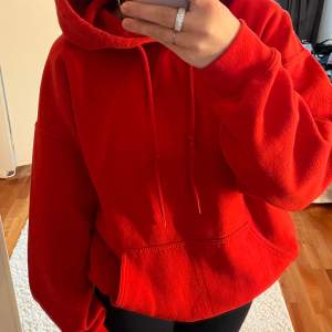 as mysig röd hoodie, någor använd men fint skick bara att den är lite nopprig, strl L men passar s och m, 99kr plus frakt