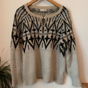 Stickad Odd Molly tröja - En stickad odd molly. Storleken: M En aning nopprig annars väldigt bra skick. 