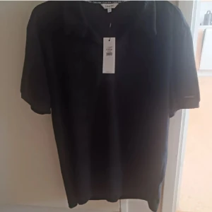 Frotté tröja - Frotté tröja från märket Calvin Klein. Har tyvärr inte lappen kvar men den är i ny skick 10/10. Storlek s. Ny pris 699