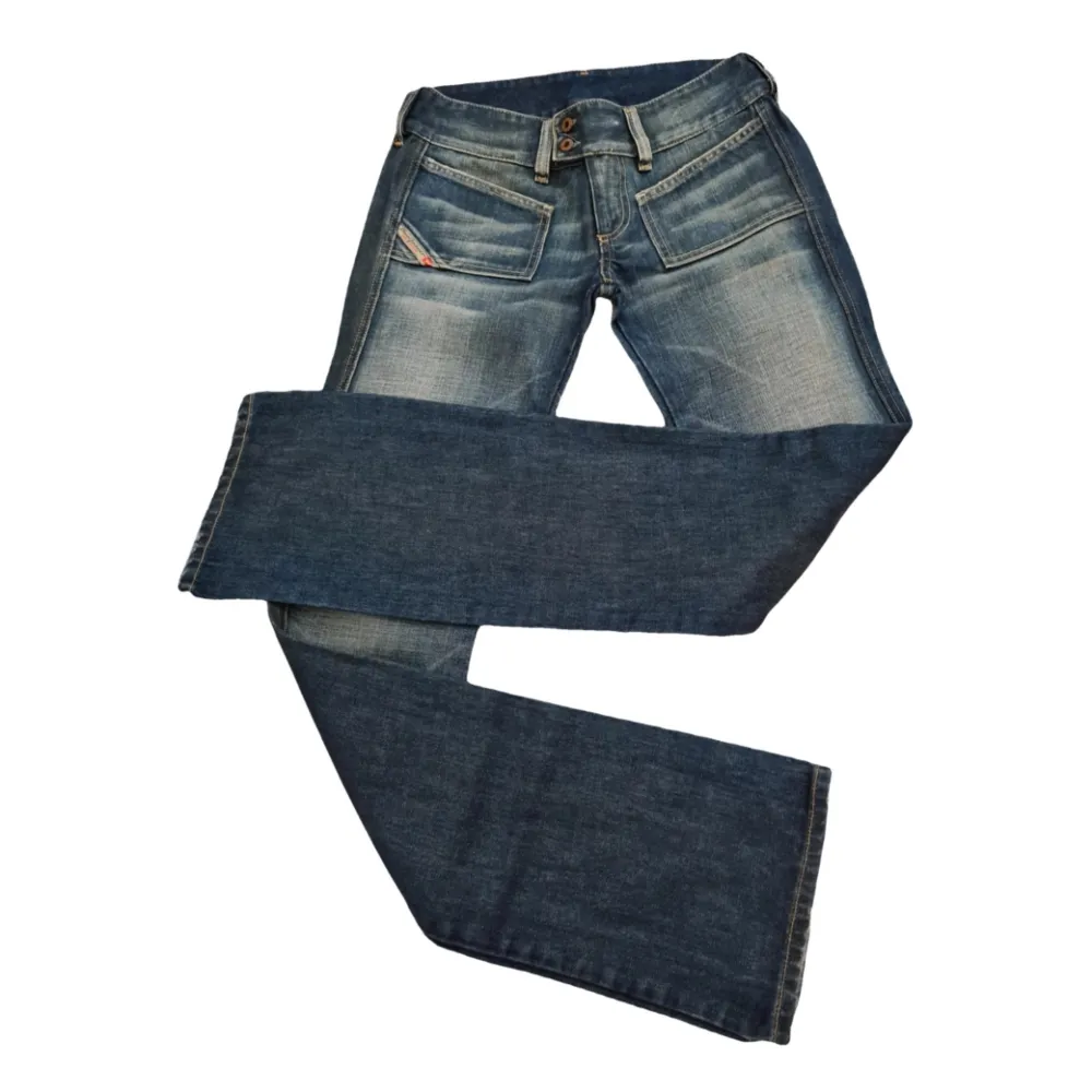 Sjukt snygga bootcut jeans som är köpta på Vestiaire collective! Tyvärr var de lite för små för mig. Ytterbens längd är 104cm och innerbenslängd 86cm. Pris kan diskuteras. Skriv för fler bilder!❤️ . Jeans & Byxor.