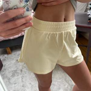 Superfina gula shorts som man kan hemma eller på stranden!💛 Har en liten fläck där bak men det syns inte när de är på🫶🏻