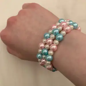 Pastell vit,blå och rosa armband 💓