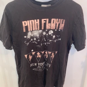 Grå t-shirt - Storlek: S