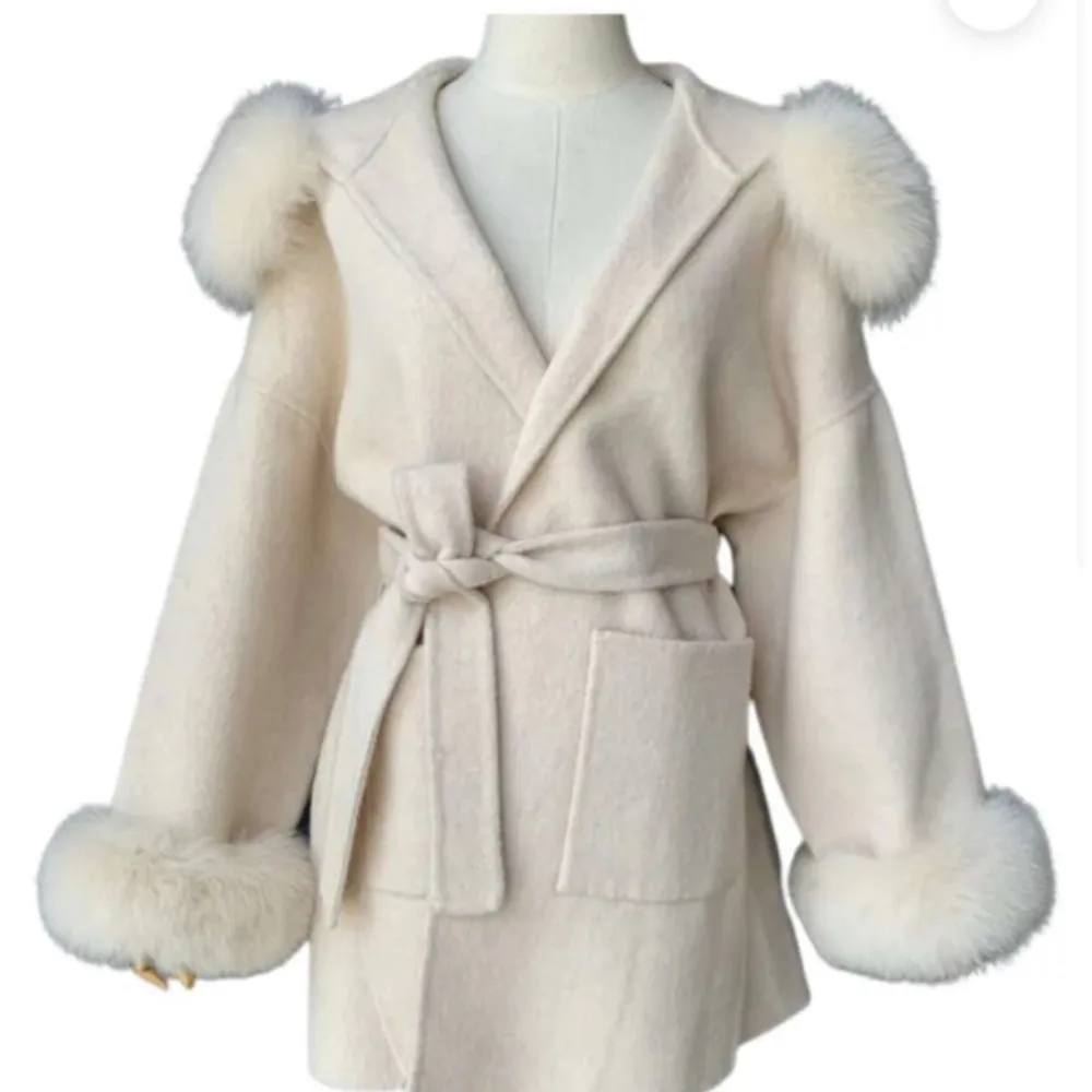 Säljer min vita kappa med äkta päls, köpt i december och är inte riktigt min stil längre, säljer för  2000 då den är andvänd kanske 5 gånger . Jackor.