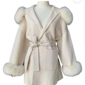 Säljer min vita kappa med äkta päls, köpt i december och är inte riktigt min stil längre, säljer för  2000 då den är andvänd kanske 5 gånger 