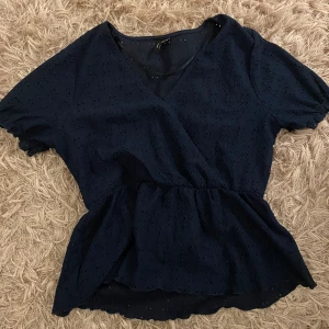 Blus - Mörkblå blus från Veromoda i storlek S, köptes i somras och använd ett fåtal gånger, jättefint skick💕 Nypris: runt 280kr