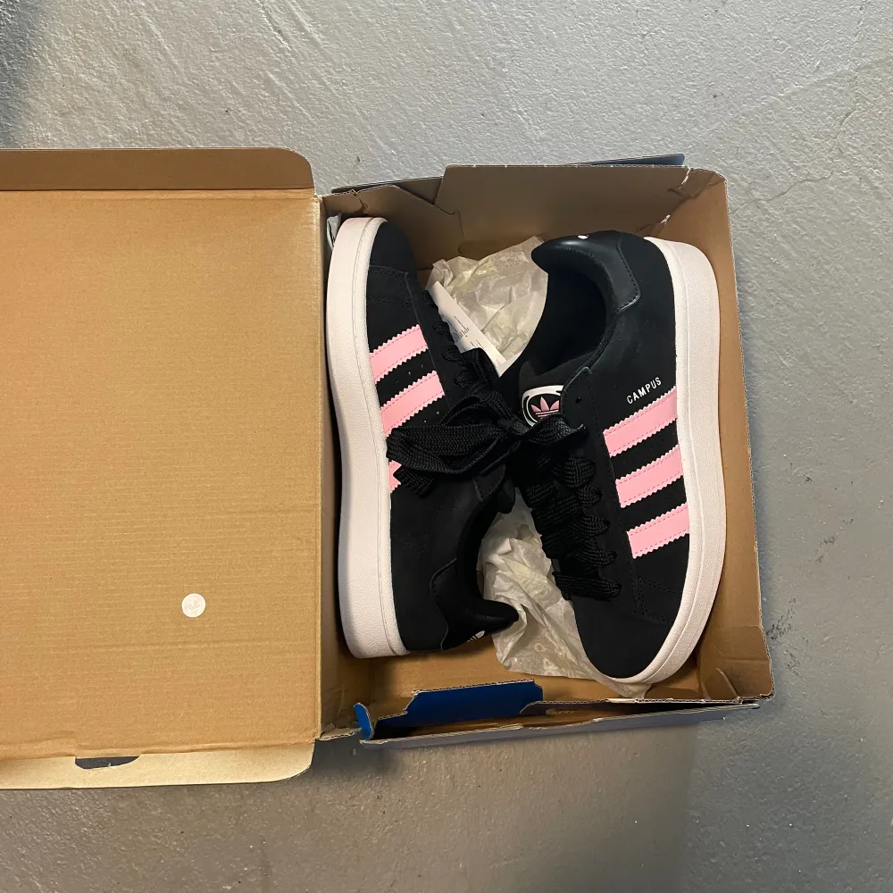 Säljer ett par helt nya adidas campus 00 i färgen black-true pink i storlek 38 2/3. Kvitto finns, skriv vid intresse.. Skor.