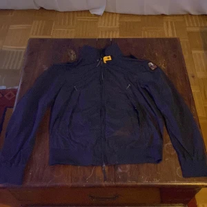 Parajumper windbraker - Säljer nu min parajumpers jacka pga för liten. Väldigt bra skick. Väl omhändertagen och jag har haft jackan i ett par månader. Fick jackan i present. Jackan är en parajumpers windbraker i storlek L true size Äkta. Pris kan diskuteras vid snabb affär
