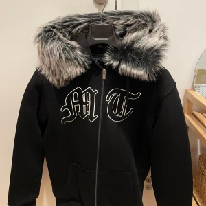 Tuttolente jacka  - Säljs pga för stor   Strl M.  Aldrig använd  Slutsåld på hemsidan! Pris kan diskuteras vid snabb affär 