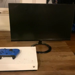 Xbox one s + Andersson tv  - Säljer mitt Xbox one s och min Andersson tv.  Båda är i riktigt bra skick och är perfekt för dig som vill kunna spela men inte köpa något dyrt. Kontroll ingår men saknar lock för batterierna och har en trasig knapp. Hör gärna av dig vid intresse!