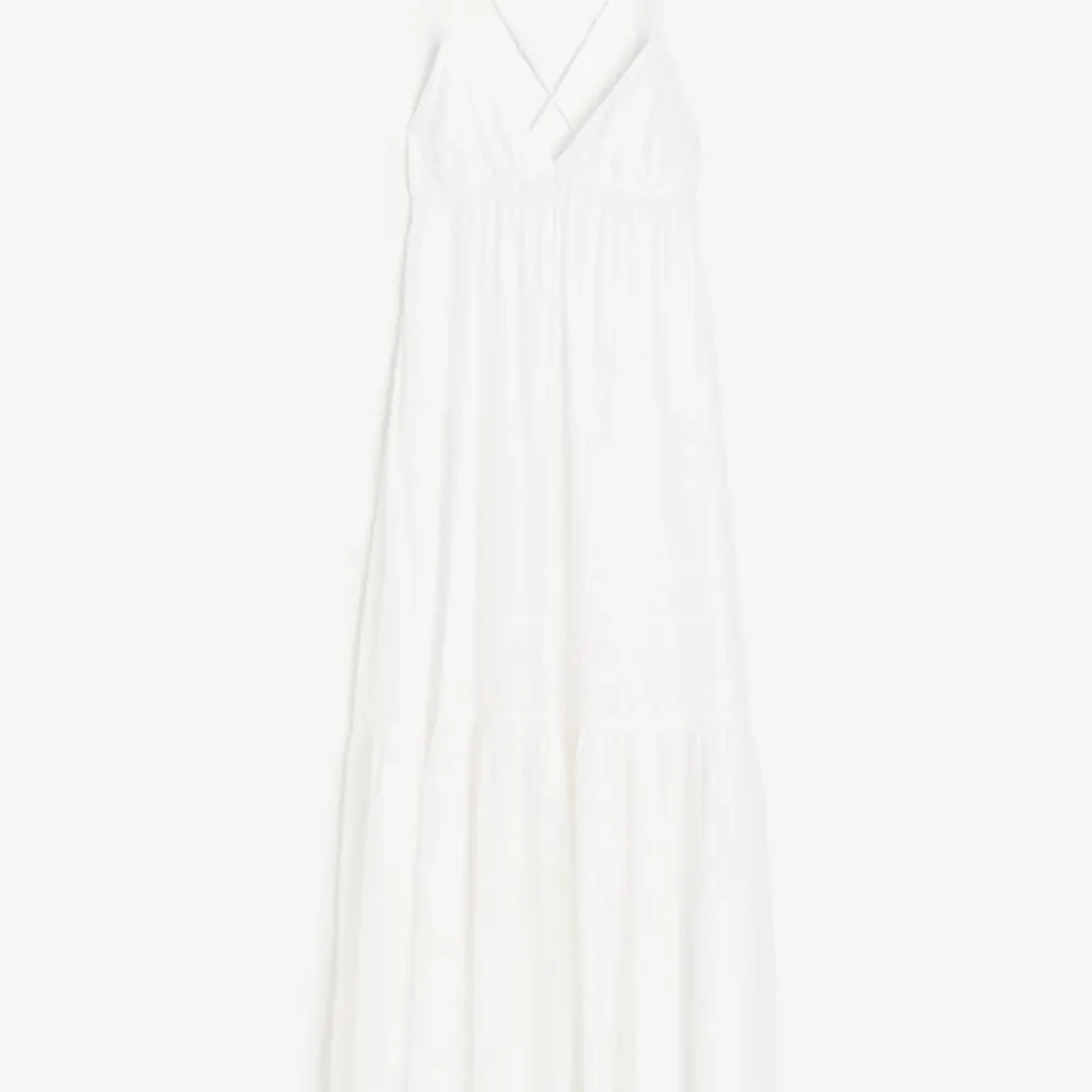 Vit strandklänming från H&M aldrig använd med prislapp kvar! I storlek M men funkar som S också🥰. Klänningar.