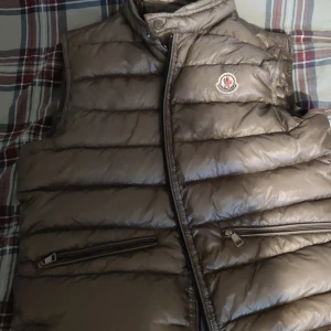 Moncler väst - Moncler väst gui olive grön, en dunväst från Moncler i super bra skick. Kan möjligtvis sänka priset  