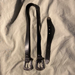 Silver bälte  - jätte shiny och ballt dubbel bälte i väldigt bra skick 🙌 silvret har inte rostat alls o lädret har inga defekter. PRIS KAN DISKUTERAS!!