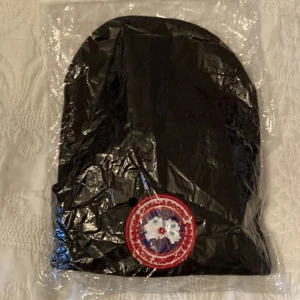 Canada goose mössa - Säljer den för jag inte använder den mer.inga fel (nästan helt ny)
