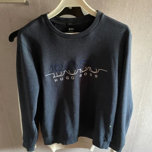 Hugo boss tröja - Säljer min Hugo boss tröja då den inte blir använd. Inga skador, är i bra skick. Kan gå ner i pris vid snabb affär 