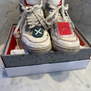 Jordan 4 Oreo - Strl: 42 Väldigt använda Pris: 500 Lägre pris vid snabb affär.