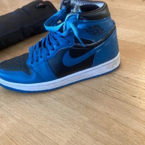 Jordan 1 (Marina blue)  - Säljer min lillebrorsa skor. Inga fel nånstans.bara använda i typ 1-2 månader