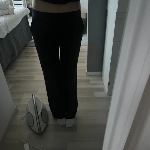 Lågmidjade kostymbyxor  - Fina kostymbyxor från zara som jag använt en gång