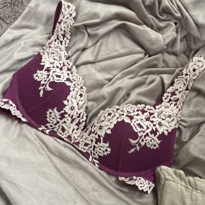 Bh - Jättefin bh från intimissmi. Säljer då den tyvärr är för liten. Den är i storlek 75C och är jättefin. Ordinarie pris är 619.