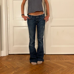 Low waist jeans  - Säljer dessa så snygga lågmidjade jeans  Modellen på bilden är 170 cm Midjemått  Innerbenslängd 🌸🌸❤️❤️❤️