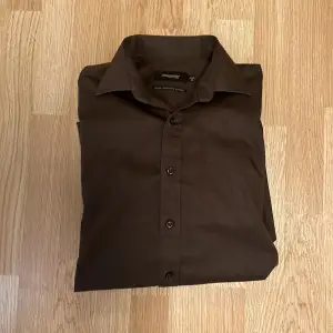 Brun skjorta från Dressman premium Collection i storlek M. Knappt använd så fint skick