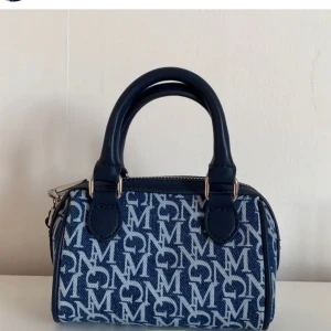 Populär slutsåld mango väska  - Säljer nu min fina fina mango väska. De är lånade bilder men kan ta Egna endast för dom som är jätte intresserade. Mitt pris 400 . Den är ganska liten som ner ser på bilden. Men man får plats med tex mobil plånbok & lite mer. Köp direkt 700