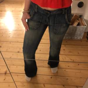 Säljer dessa super coola jeans i storlek 27W. Har tyvärr ingen aning vart dom är ifrån se bild för märket. Lite skavanker nertill på jeansen ( Se bild ) priset går att diskutera! 