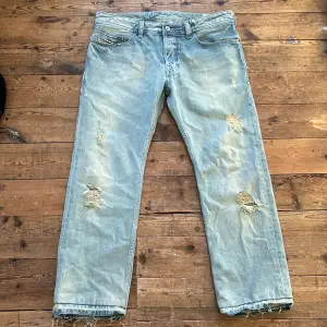 Ett par diesel jeans med snygg distressing och wash