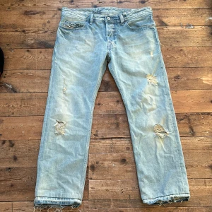Diesel jeans - Ett par diesel jeans med snygg distressing och wash