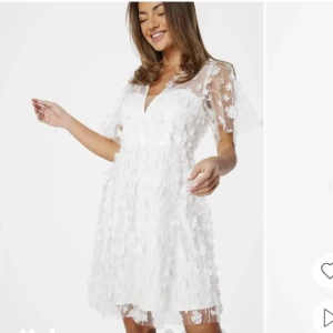 Studentklänning - Säljer min så fina studentklänning, aldrig använd och prislapp kvar. Säljer för jag har en annan💗💗💗se sista bild för en liten rosa prick som var på klönningen när jag köpte den