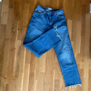 Raka jeans med rå kant NA-KD - Ett par raka jeans med rå kant från NA-KD! I fint skick! Storlek 38