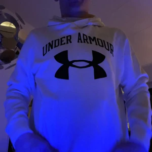 Under armour tröja. Storlek M/L - Den är i bra skick inga skador.
