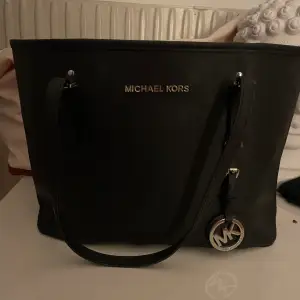 Michael kors väska svart med silver detaljer 